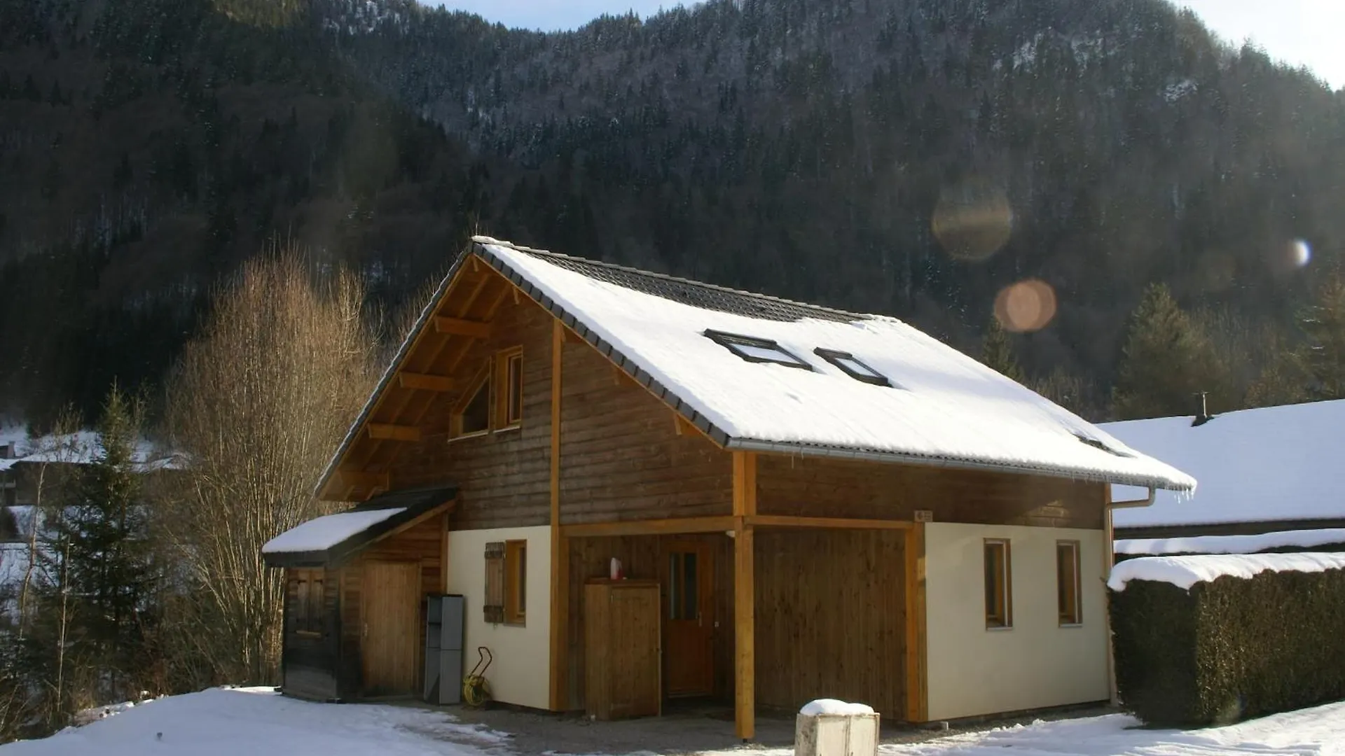 Spacious Chalet Near The Ski Area, Cleaning Included Сен-Жан-д'Ольп